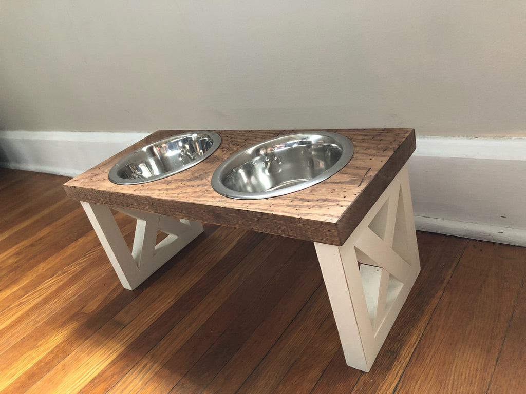 Farmhouse top dog feeder